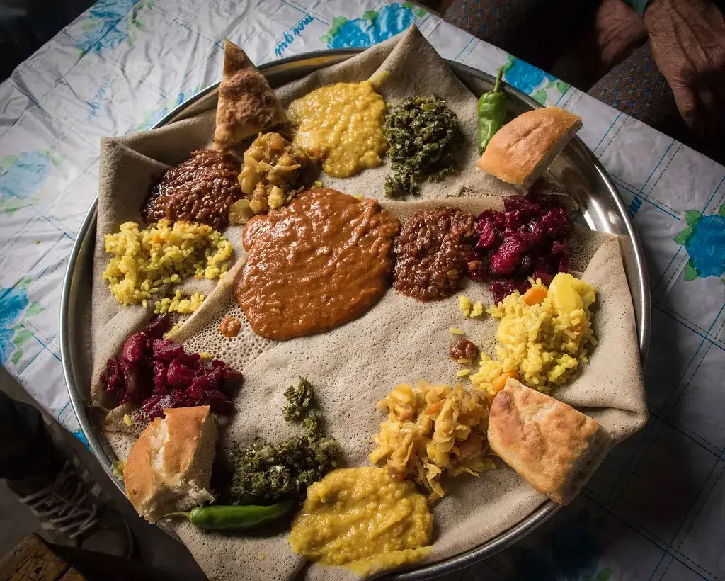 Gemeinsam vom Teller essen – äthiopische Gastfreundschaft