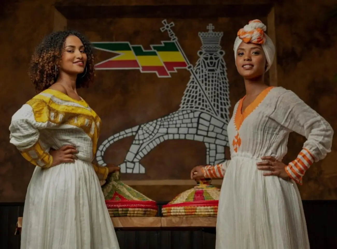 Äthiopische Gerichte auf frischer Injera